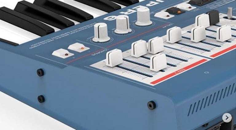 UDO Super 6: 12 voice polyphonic binaural analog-hybrid synthesizer ...