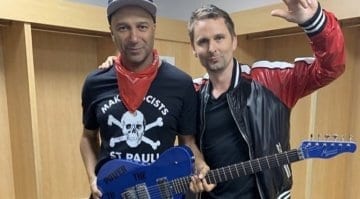 Matt Bellamy gists Tom Morellow a Manson Guitar Works guitar