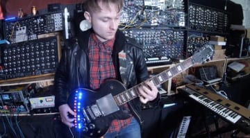 LOOK MUM NO COMPUTER's Strange modded Gibson Les Paul Synthesizer -