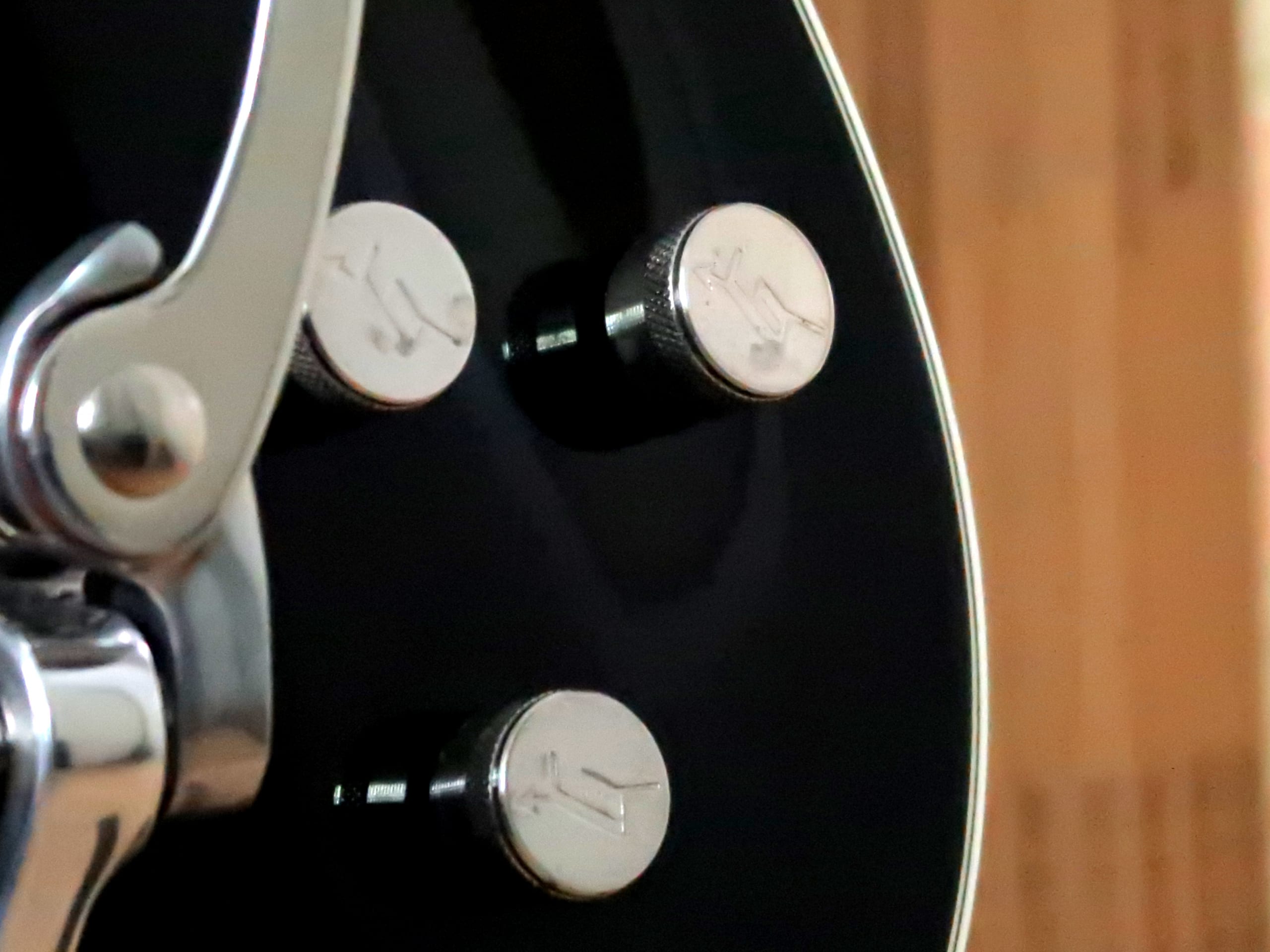 Gretsch 6128T electric guitar closeup control knobs
