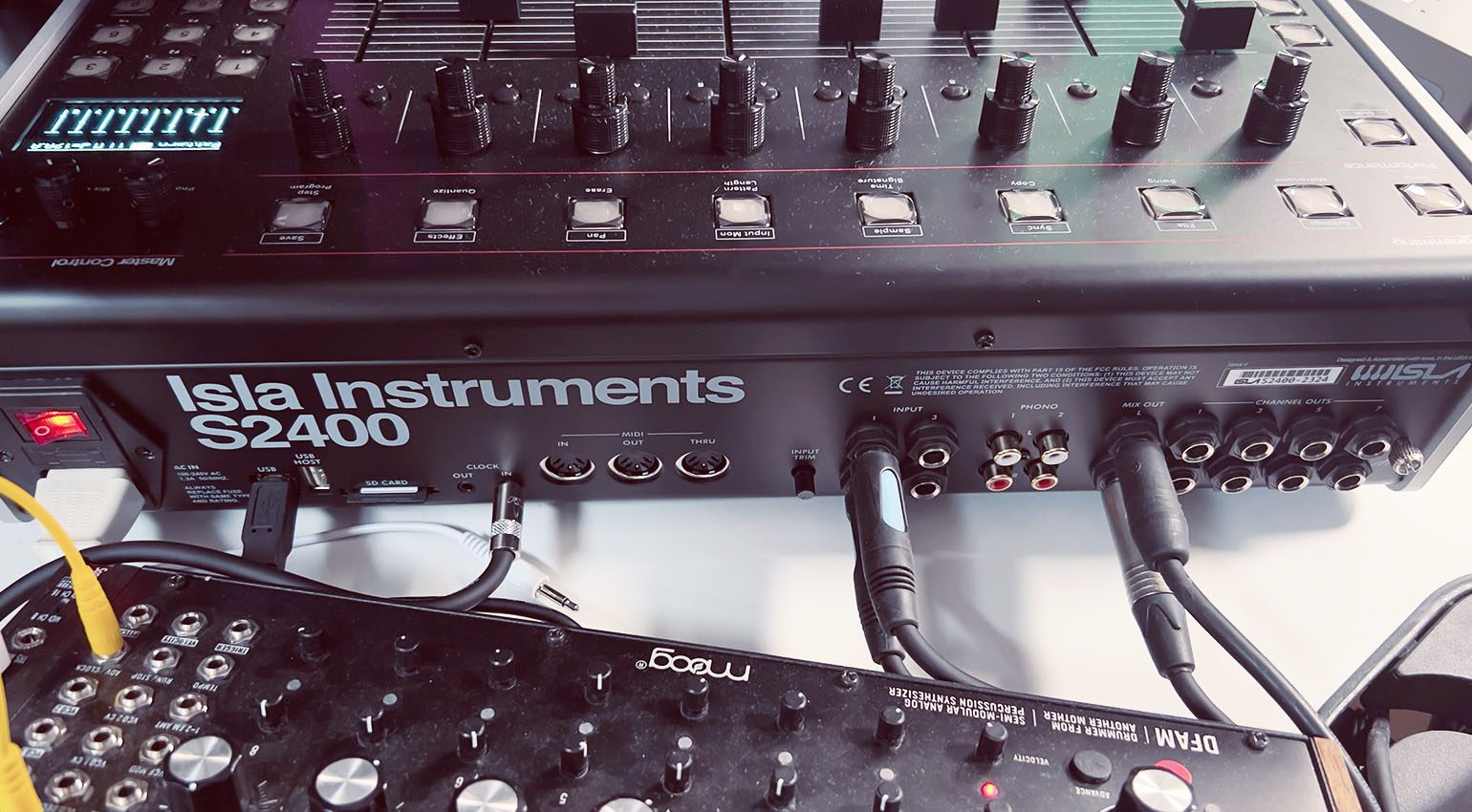 Isla Instruments S2400 outputs