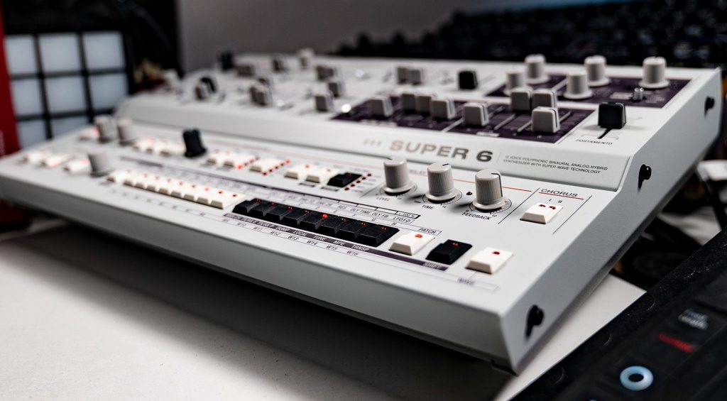 Review UDO Audio Super 6 Desktop Synthesizer