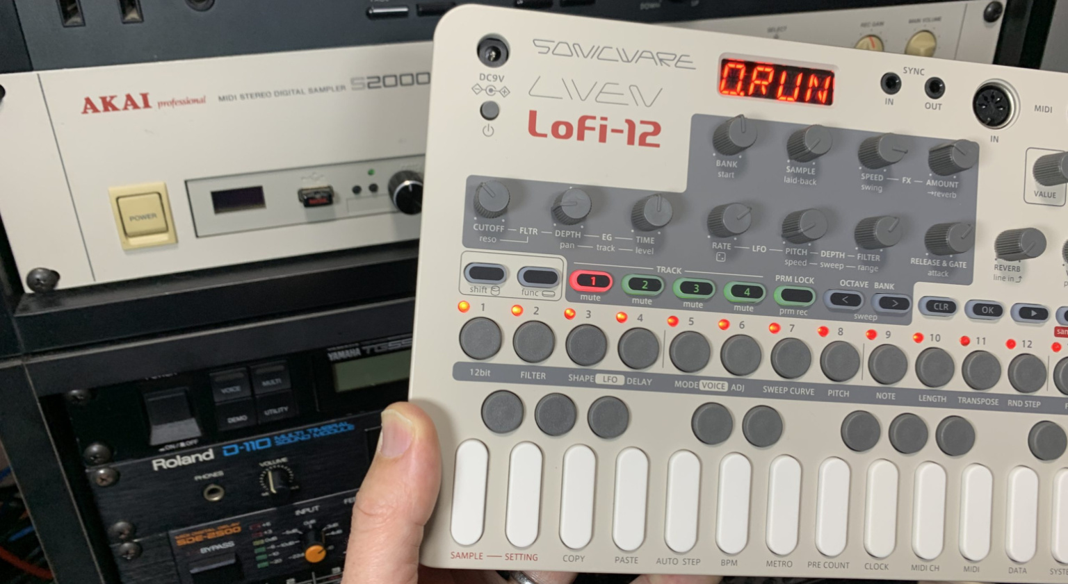 Review Sonicware Liven Lofi12 Lofi HipHop Hardware Sampling