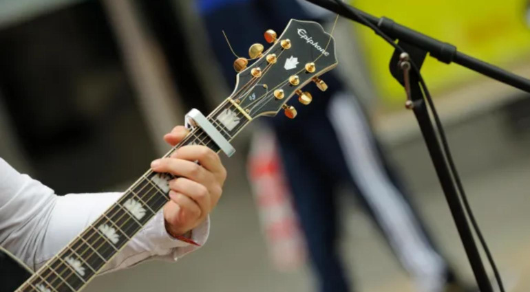 How a Capo Changes Key gearnews.com
