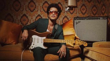 Fender Bruno Mars Stratocaster in Mars Mocha Heirloom