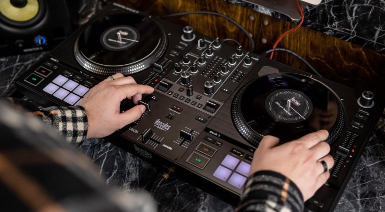 Hercules DJControl Inpulse T7 best DJ gear