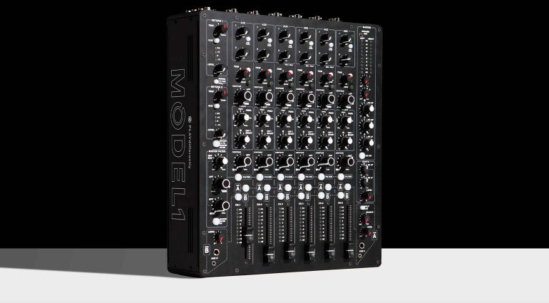 PlayDifferently Model 1 hybrid dj