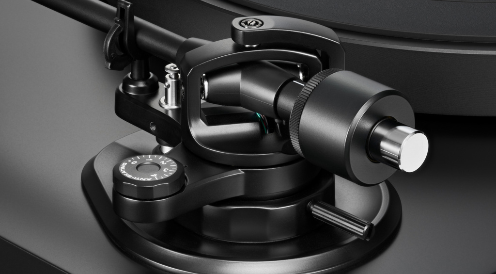 The J-shaped tonearm can be precisely adjusted.