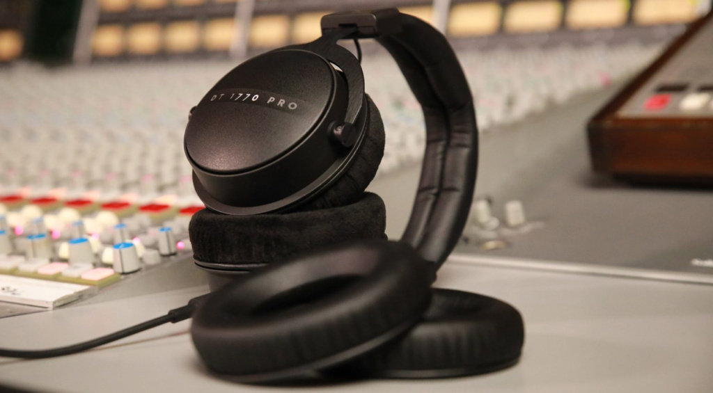 A second pair of earpads further isolates the closed DT 1770 Pro MKII.