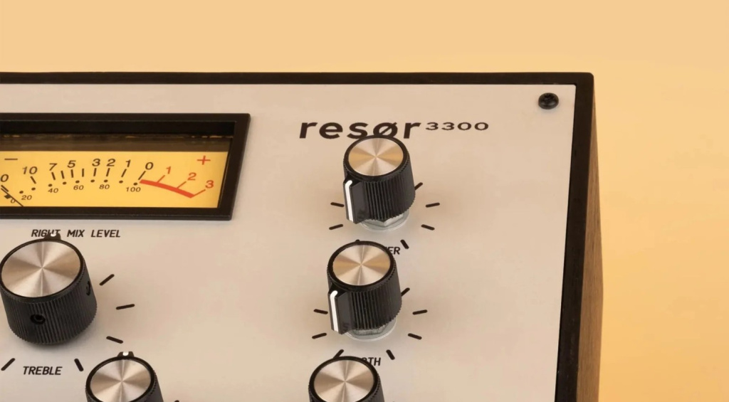 resør 3300 VU meter and knobs