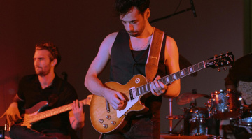 Best Gigging Guitars: 5 Reliable Options for Live Use