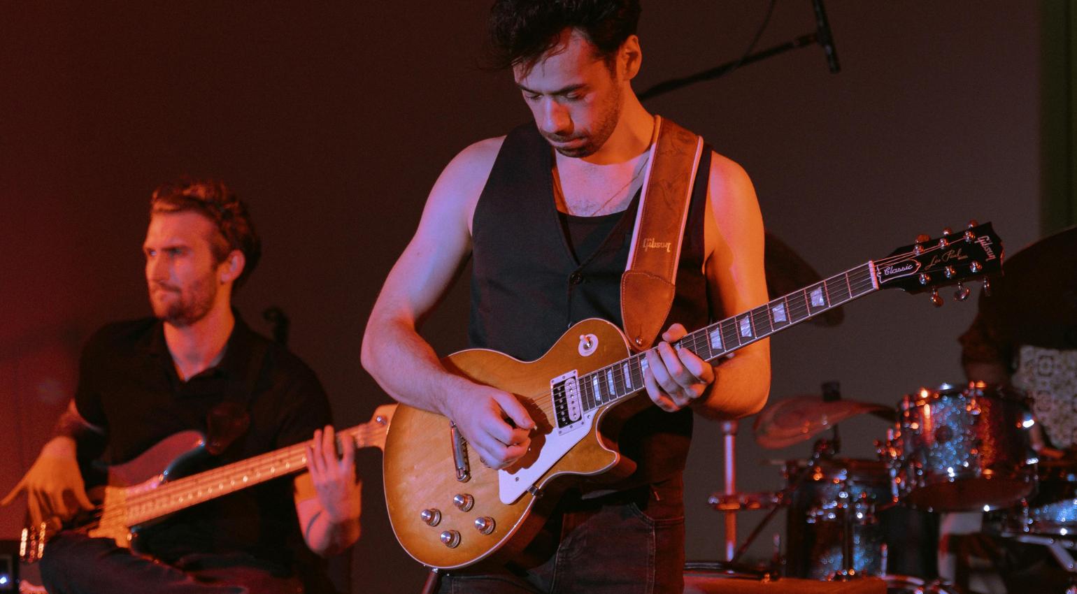 Best Gigging Guitars: 5 Reliable Options for Live Use