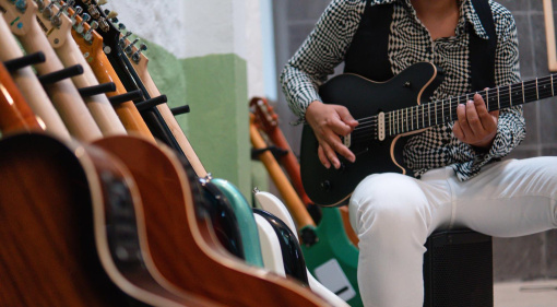 Best Gigging Guitars: 5 Versatile Options for Live Stages