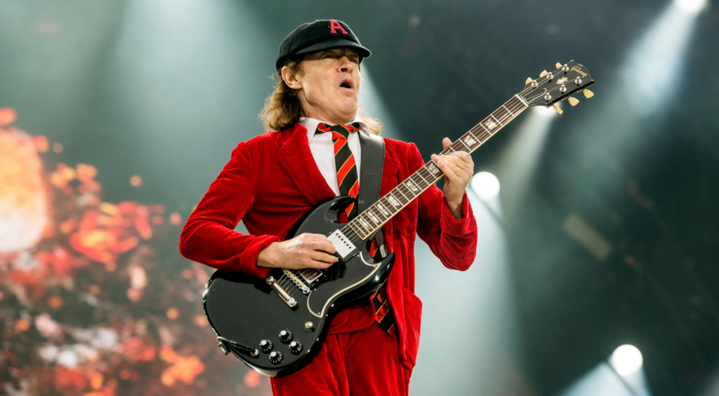 Angus Young: Never without his SG!