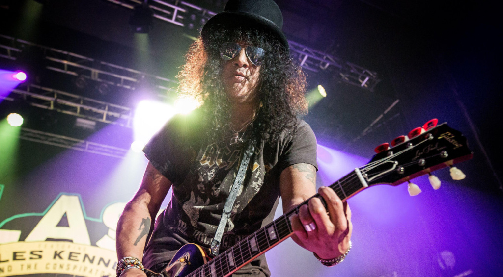 The rocker's trademarks are sunglasses, a top hat, and Paula.