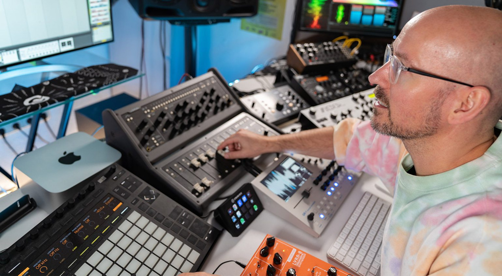 Making it easy to integrate external synthesizers into Ableton Live.