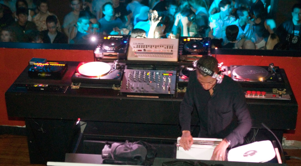 Jeff Mills DJ setup never without the 909