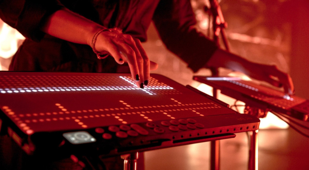 Embodme Erae 2 live on stage