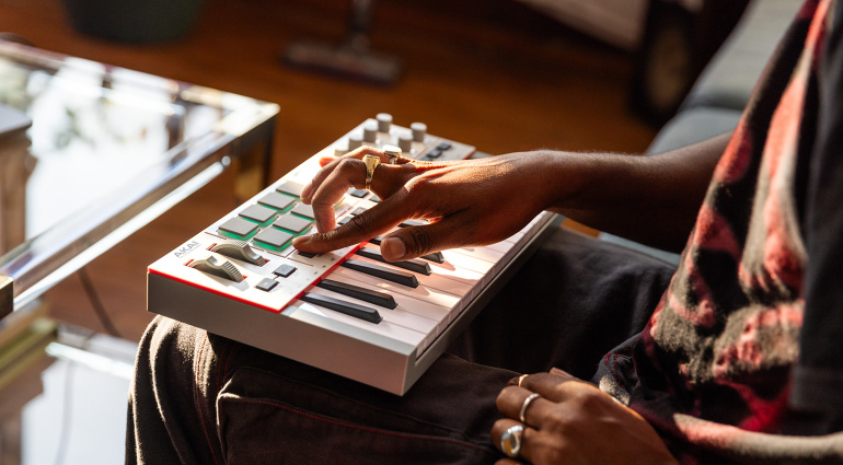 akai-mpk-mini-iv-lifestyle-3