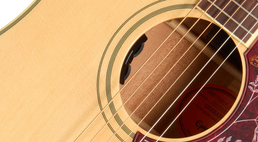 Sistema Fishman con pastilla S-Core bajo la selleta y preamplificador Presys VT · Fuente: Epiphone