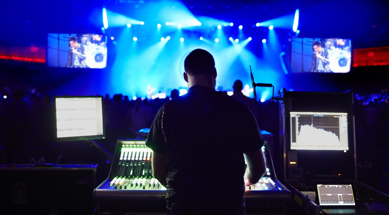 Mixing for Festivals: How to Build a Mix in 30 Seconds