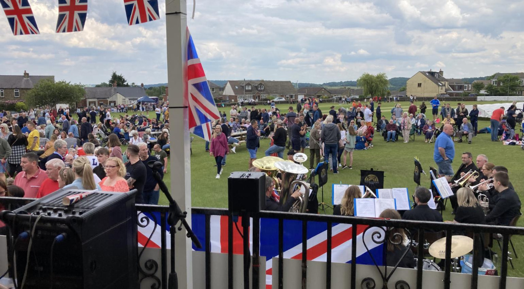 Outdoor Gigs Audience Interaction 
