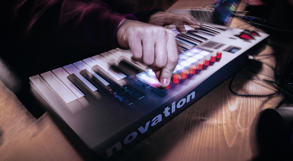 novation-flkey-2-lifestyle-3