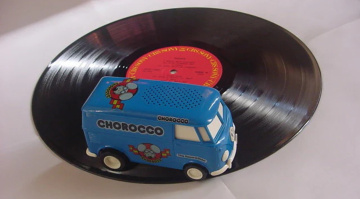 Stokyo Record Runner: This Impossibly Tiny VW Bus Drives around Your Record and Plays It at the Same Time