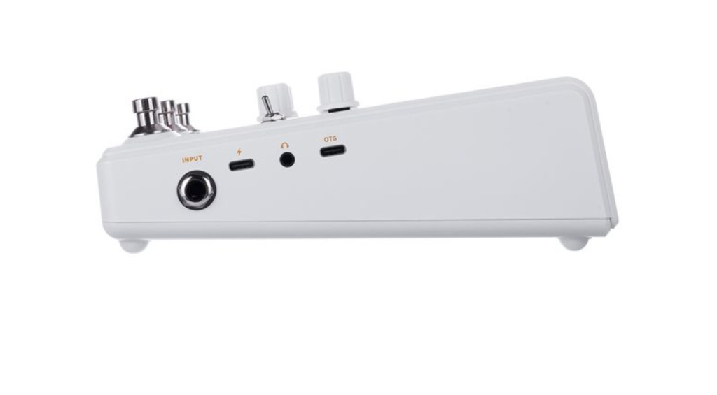 Input, headphone jack, USB-C ports.